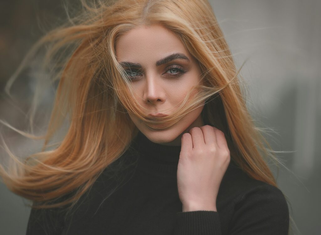 Γυναίκα με φυσικό μακιγιάζ και ξανθά μαλλιά, καθαρή ομορφιά με φυσικά καλλυντικά χωρίς χημικά